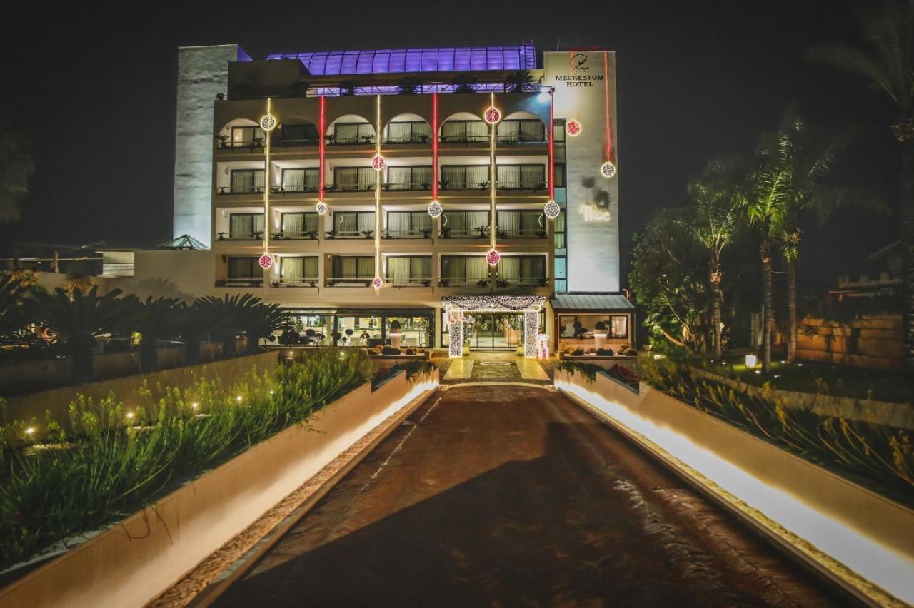 فندق ميك بيستوم بييسْتوم المظهر الخارجي الصورة The hotel at night