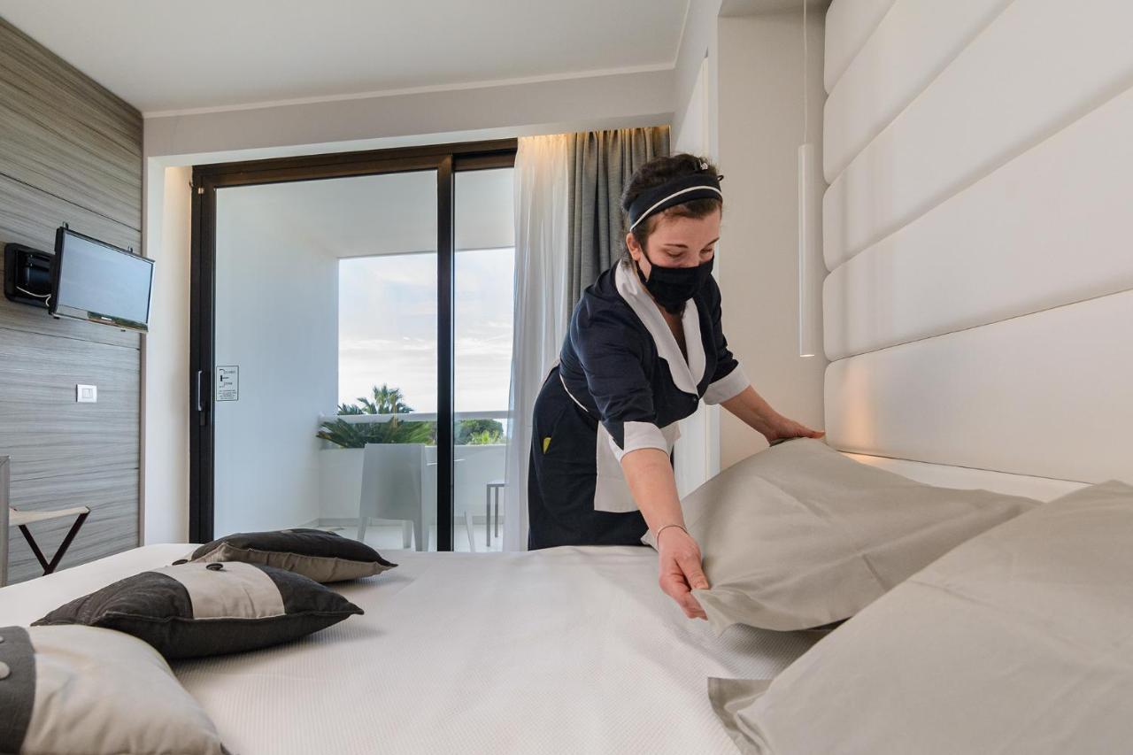 فندق ميك بيستوم بييسْتوم المظهر الخارجي الصورة A chambermaid making a bed