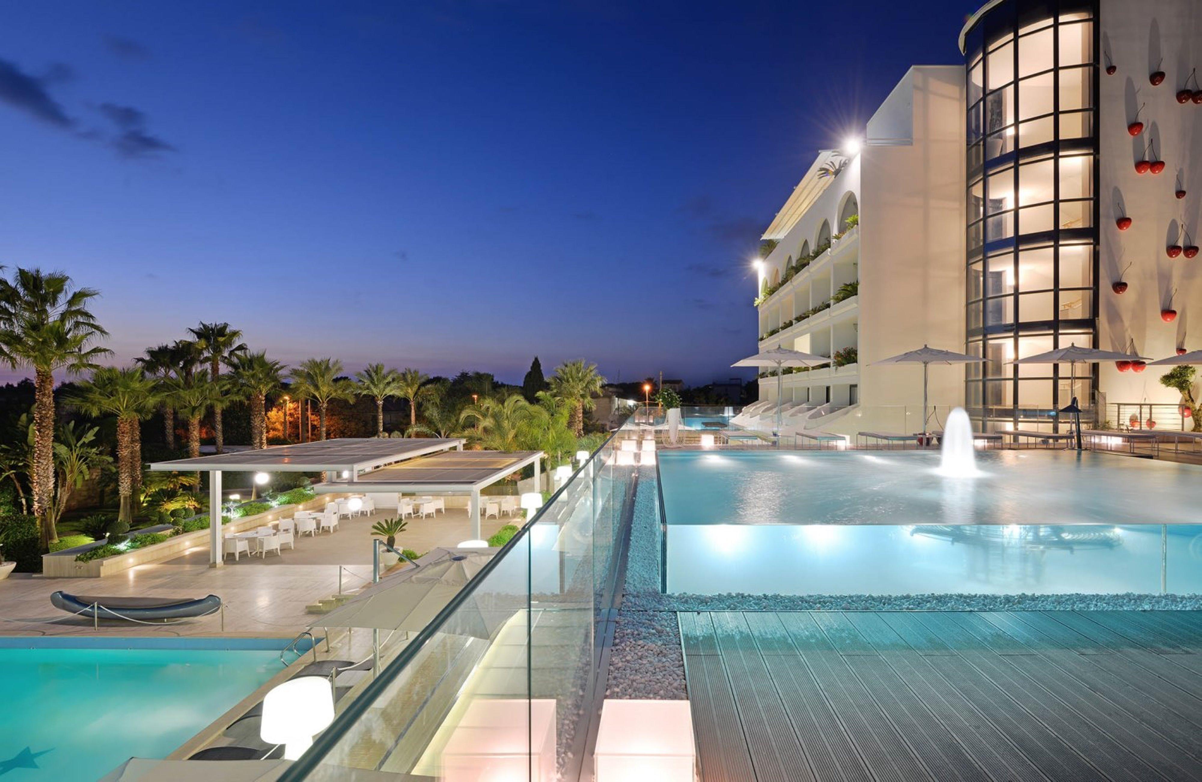 فندق ميك بيستوم بييسْتوم المظهر الخارجي الصورة The hotel at night